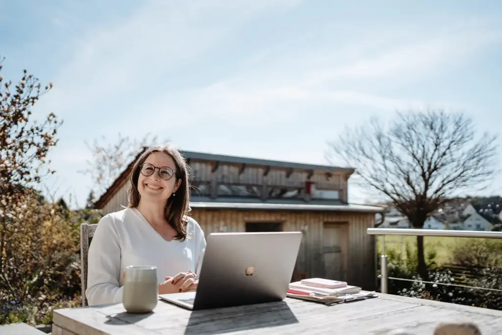 Daniela Polenz, arbeitend am Laptop im Freien